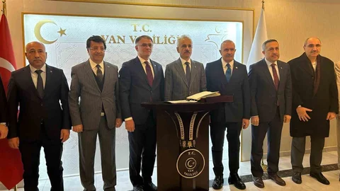 Ulaştırma Bakanı Uraloğlu Van'da