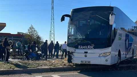 Adıyaman'da Otobüs ve Traktör Çarpıştı