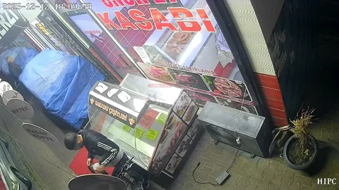 Yenişehir Güvenevler Mahallesi’nde Bisiklet Çalındı: Hırsızlık Anı Güvenlik Kamerasına Yansıdı