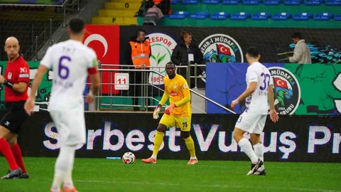 Çaykur Rizespor Eyüpspor'u 1-0 Önde Tamamladı