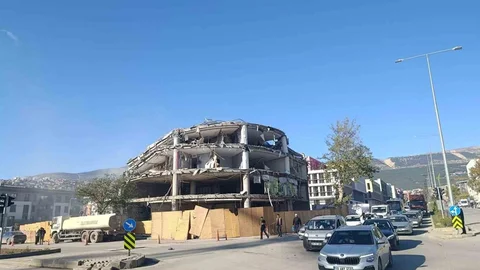 Kahramanmaraş'ta Hasarlı İş Merkezi Yıkıldı
