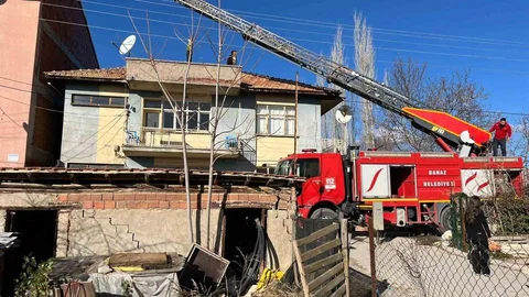 Uşak'ta Çatı Yangını Paniğe Yol Açtı