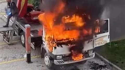 Bursa'da Vinçli Kamyon Yandı