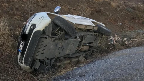Mezitli Tepeköy’de Şoförün Gözünü Güneş Aldı, Kamyonet Şarampole Yattı!