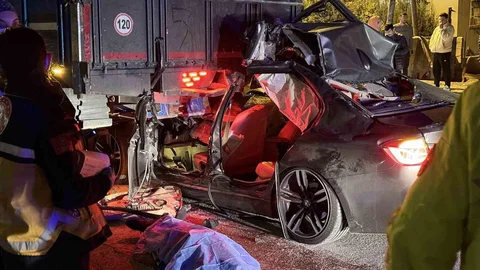 Adana'da Lüks Araç Kazası