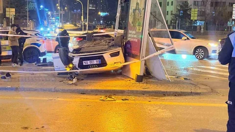 Ankara'da Motosiklet ve Araç Çarpıştı