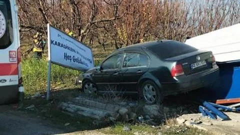 Mut’ta Otomobil Otobüs Durağına Daldı: 2 Yaralı