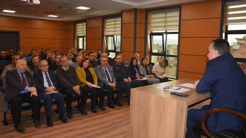 Edremit'te Muhtarlar Toplantısı Yapıldı