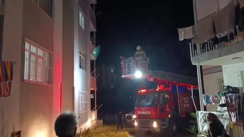 Hatay'da Balkondan Düşen Yaşlı Adam Kurtarıldı