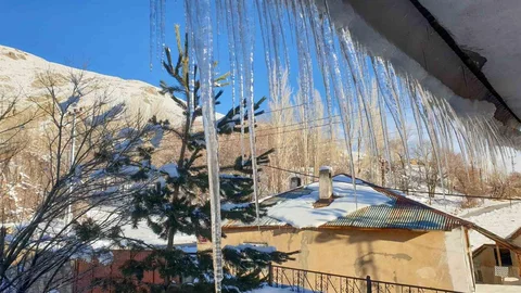 Başkale'de Dondurucu Soğuklar Etkili Oluyor