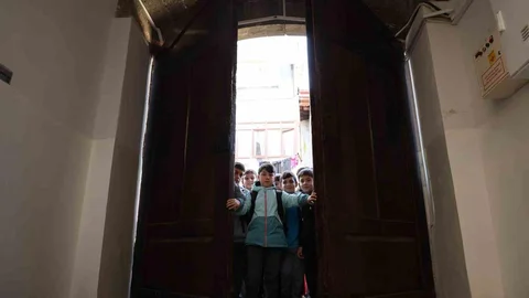 Diyarbakır'daki 115 Yıllık Okulun Tarihi Kapısı