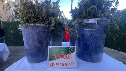 İzmir'de Uyuşturucu Operasyonu Gerçekleşti