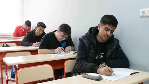 Elazığ'da 9 Bin Öğrenci Sınavda Yarıştı