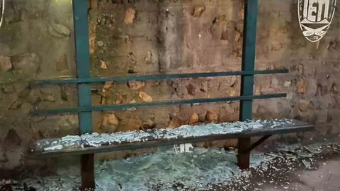 Beykoz'da Durak Camlarına Zarar Verildi