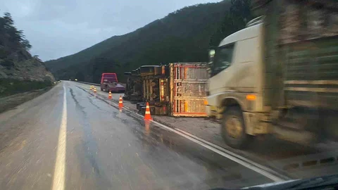 Bolu'da Tır Devrildi, Sürücü Hastaneye Kaldırıldı