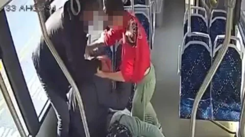 Toroslar’da Otobüste Yaşlı Çifti Darp Eden Çocuk Davasında Karar: Çocuk Sanığa Hükmün Açıklanması Geri Bırakıldı, Aile Karara Tepkili!