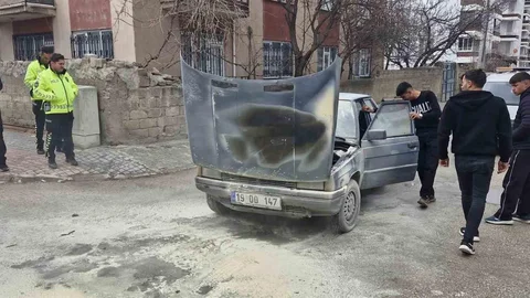 Çorum'da Tutuşan Otomobil Yangını Kontrollü Söndürüldü