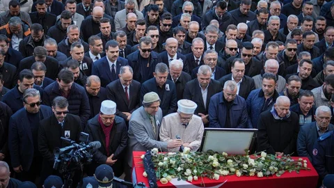 Vahap Seçer, Gülşah Durbay’ın Cenaze Törenine Katıldı: Durbay Ailesinin Acısını Paylaştı