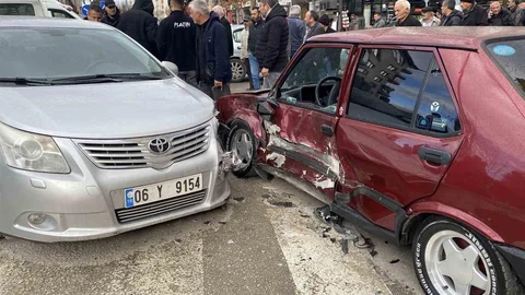 Çorum'da Üç Araç Çarpıştı