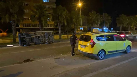 Serik'te Taksi ve Kamyonet Çarpıştı