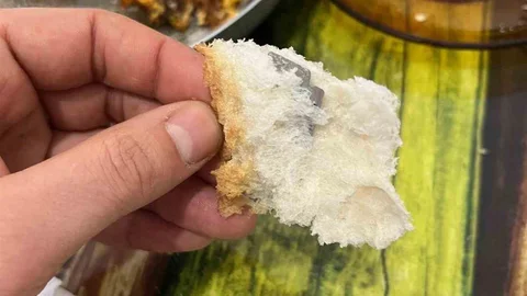 Nevşehir'de Ekmeğin İçinden Jilet Çıktı