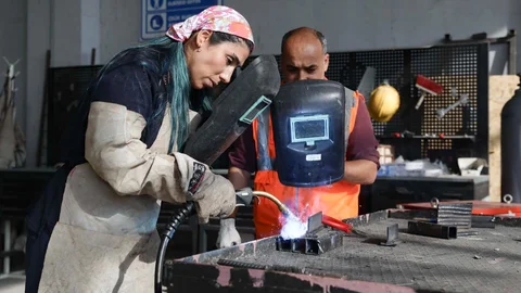 Mersin Mercek’te Ücretsiz Çelik Kaynak Eğitimi: Mezunlar Sektörde Kolay İş Buluyor