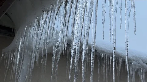 Yüksekova'da Buz Sarkıtları Uzadı