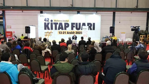 TÜYAP Kitap Fuarı'nda Yazar Buluşmaları Yoğun İlgi Görüyor
