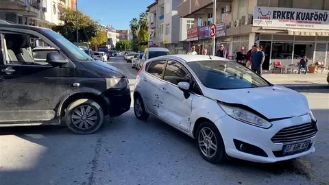 Antalya'da Trafik Kazası Görüntülendi