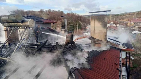 Şaphane'de Yangın Çatıya Zarar Verdi