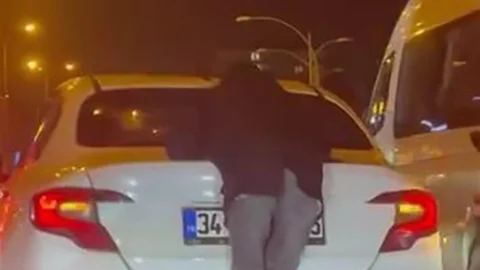Diyarbakır'da Otomobilin Arkasına Tutunan Kişi
