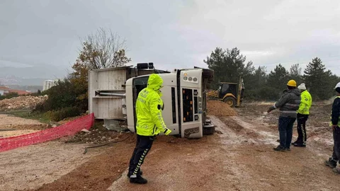 Bilecik'te Kamyon Devrildi, Sürücü Yaralandı