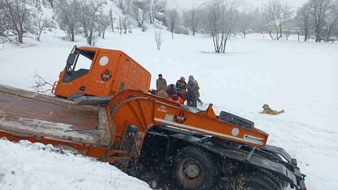Hakkari'de İş Makinesi Devrildi