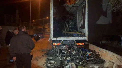 Eskişehir'de Bisiklet Yüklü Kamyonda Yangın