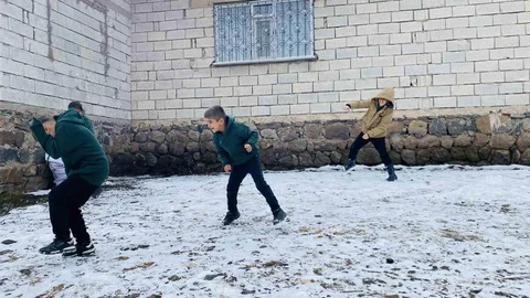 Ağrı'da Çocuklar Kar Eğlencesi Yaşadı