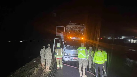 Şırnak’ta Alev Alan Tır Kullanılamaz Hale Geldi