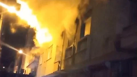 Elazığ'da Metruk Binada Yangın Çıktı