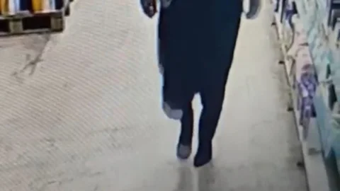 Kasiyeri Bile Şaşırttı: Erdemli'de Çamurlu Ayakkabısını Kapıda Bırakan Müşteri Gönülleri Fethetti!