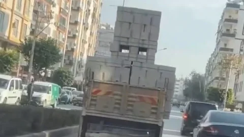 Toroslar’da Trafiği Tehlikeye Atan Kamyon Sürücüsüne Ceza Yağdı