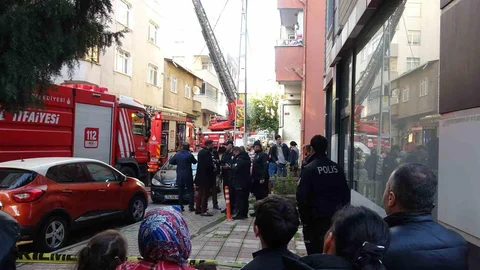 Tuzla'da Çatı Yangını Paniğe Neden Oldu
