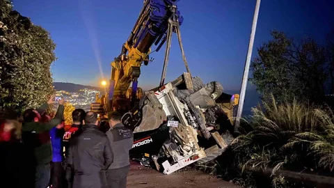 Bursa'da Vinçten Düşen İş Makinesi