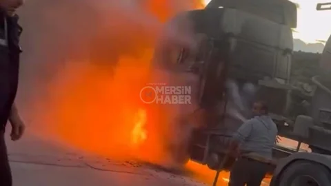 Taşucu’nda Silobaz Yandı: Çevredekiler Alev Alan Çekiciyi Söndürmeye Çalıştı