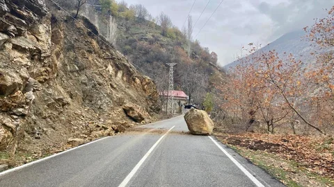 Sason'da Heyelan Sonrası Yol Temizliği