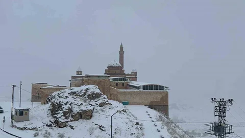 İshak Paşa Sarayı Beyazla Kaplandı