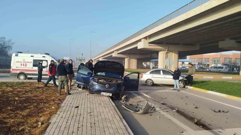 Balıkesir'de Kavşakta Trafik Kazası