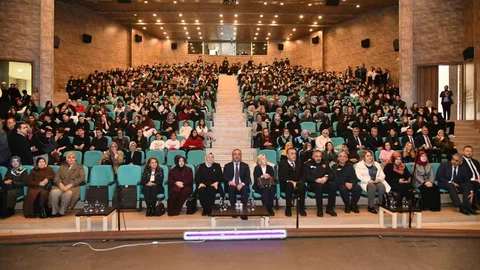 Tekirdağ'da "Altın Çağ" Tiyatro Gösterisi