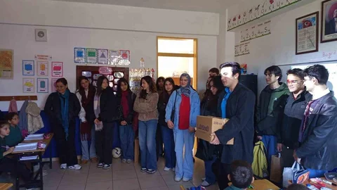 Milas'tan Fesleğen İlkokulu'na Kitap Desteği