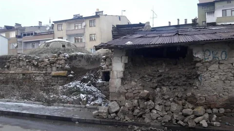 Tarihi Galer Hamamı Yıkılıyor!