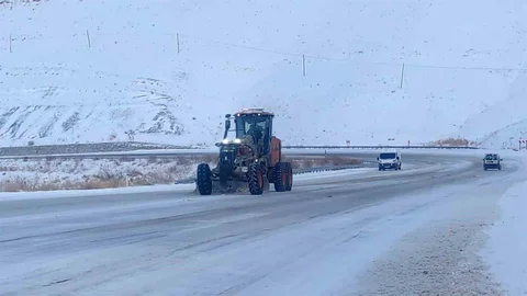 Van-Bahçesaray Yolu Çığ Nedeniyle Kapalı