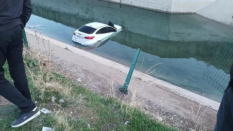 Diyarbakır'da Otomobil Su Kanalına Uçtu